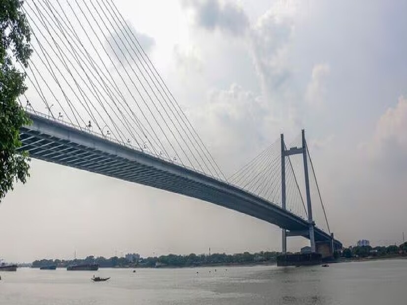 &#x2705; কলকাতা ও শহরতলি: গরম ক্রমশ বাড়বে, দিনের বেলা প্রচণ্ড রোদ থাকতে পারে। &#x2705; পশ্চিম মেদিনীপুর, বাঁকুড়া, পুরুলিয়া: এই জেলাগুলিতে তাপমাত্রা ৩৮-৪০ ডিগ্রি ছুঁতে পারে। 