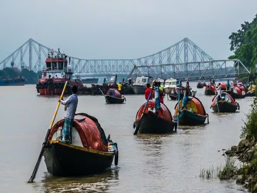 তবে বৃষ্টি থেকে এখনই রেহাই মিলছে না পশ্চিমবঙ্গের। সোমবারও বৃষ্টির সম্ভাবনা রয়েছে একাধিক জেলায়।