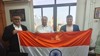 বিশ্ব রেকর্ডধারী ভারতীয় পর্বতারোহী সত্যরূপ সিদ্ধান্তের আসন্ন উত্তর মেরু অভিযান উপলক্ষে তাঁকে ভারতের জাতীয় পতাকা তুলে দিলেন কলকাতা হাইকোর্টের বিচারপতিরা। কলকাতা হাইকোর্টের মাননীয় বিচারপতি রাজশেখর মান্থা এবং অরিন্দম মুখোপাধ্যায় সম্প্রতি এই বিশেষ অনুষ্ঠানে সত্যরূপের হাতে জাতীয় পতাকা তুলে দেন। 