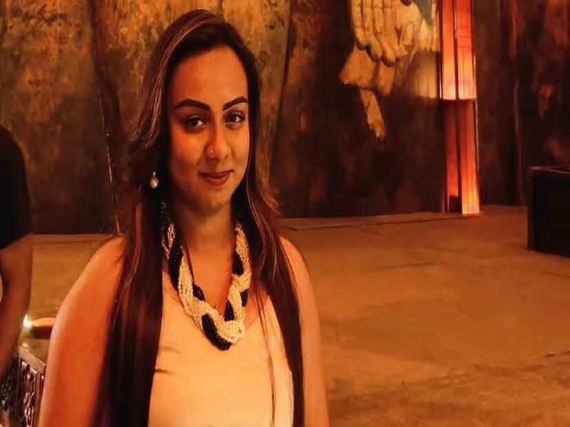 প্রাথমিকভাবে দাবি করা হয়েছিল যে একদল মত্ত যুবকের গাড়ির তাড়া খেয়েই নাকি উলটে গিয়েছিল নিহত সুতন্দ্রা চট্টোপাধ্যায়দের গাড়ি! কিন্তু সুতন্দ্রাদের সেই দুর্ঘটনাগ্রস্ত নীল গাড়ির চালক রাজদেও শর্মা পরে দাবি করেন, তিনি সাদা গাড়িকে তাড়া করেছিলেন 'ম্য়াডামের নির্দেশে'! এবং তাঁদের গাড়ি উলটে গিয়েছিল কারণ, সেই সময় গাড়ির গতি ছিল ঘণ্টায় প্রায় ১০০ কিলোমিটার। 