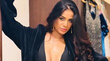 Poonam Pandey Video: বিমানবন্দরে এ কী করলেন পুনম পাণ্ডে!