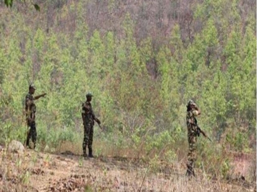 সোমবার সকালে ছত্তিশগড়ের বস্তার বিভাগের দান্তেওয়াড়া এবং বিজাপুর জেলার সীমানায় এক মহিলা মাওবাদী নিহত হয়েছেন বলে খবর মেলে। সংঘর্ষে নিহত হন মাওবাদী ডিকেএসজেডসিএম রেণুকা ওরফে বানু, যাঁর মাথার ছিল ২৫ লাখ টাকা।