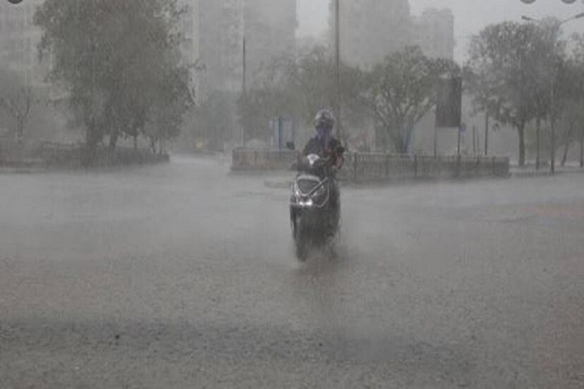 টানা এক সপ্তাহ ধরে ঝড়-বৃষ্টির তাণ্ডবে ক্ষতিগ্রস্ত চাষিরা। সবই ধান ধরার সময়ে নষ্ট গাছগুলি। এক সপ্তাহে বিপর্যয়ের পর বিপর্যয়। শুধু তাই নয় এদিন আঙ্গুয়া গ্রাম পঞ্চায়েতের একাধিক জায়গায় ঝড়ে ভেঙেছে গাছের ডাল। শিলাবৃষ্টিতে নষ্ট হয়েছে ধানের গাছ। শুধু তাই নয় বাড়িঘরেরও ক্ষতি হয়েছে।