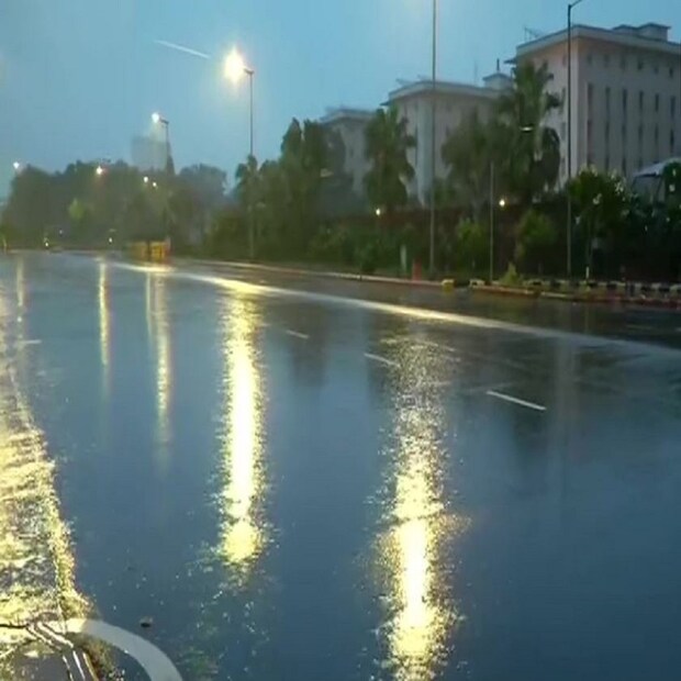 স্বাভাবিকভাবে যখন এই মরশুমে ব্যাপক ধান চাষ করে চাষিরা কিছুটা আশার আলো দেখেছিলেন সেখানে সব আশা কার্যত হতাশায় পরিণত করেছে এই কালবৈশাখীর বৃষ্টি। শুধু বৃষ্টি নয়, বিভিন্ন জায়গায় চলছে শিলাবৃষ্টির দাপট।