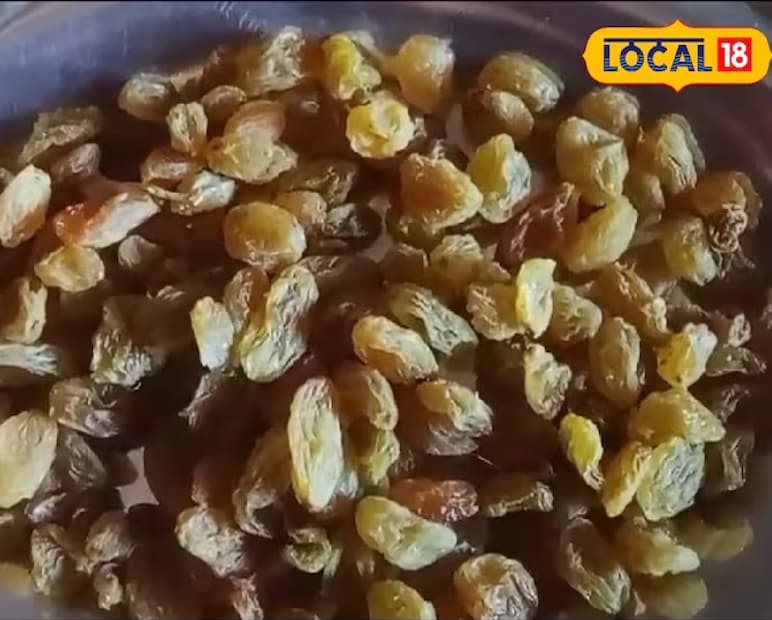 আমাদের শরীরের সৌন্দর্য প্রতিফলিত হয় মুখের উজ্জ্বলতায়। তাই অনেকেই ত্বকের সৌন্দর্য ধরে রাখতে নানা ধরনের প্রসাধনী ব্যবহার করেন। কিন্তু অনেক সময় ত্বকের সমস্যার কারণে বয়সের তুলনায় অনেক বেশি বয়স্ক দেখাতে পারে। তবে জানেন কি, একটি শুকনো ফল আছে যা আপনার ত্বককে উজ্জ্বল ও তারুণ্যময় রাখতে সাহায্য করবে?  