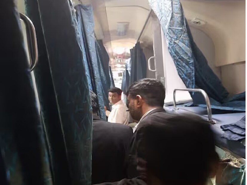 অনেক সময় দেখা যায়, শেষ মুহূর্তে টিকিট কনফার্ম না হওয়ায় যাত্রীরা বাধ্য হয়ে ট্রেনে উঠে পড়েন, ভাবেন যে টিটি এসে হয়তো কোনও বিকল্প ব্যবস্থা করে দেবেন। কিন্তু এই ভুল ধারণা বড় সমস্যার কারণ হতে পারে!