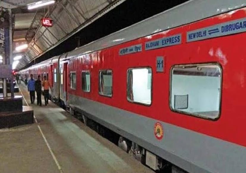 রাজধানীর মতো ট্রেন লক্ষ্য করে এমন আক্রমণ বা হামলার ঘটনা চাঞ্চল্য ছড়ায় রেলযাত্রীদের মধ্যে। ঘটনার গুরুত্ব দেখে রেল প্রশাসন আরপিএফ জওয়ানদের খবর দেয়। কিছুক্ষণের মধ্যেই আরপিএফ জওয়ানরা ট্রেনের নিয়ন্ত্রণ নিয়ে নেন। Representative Image 