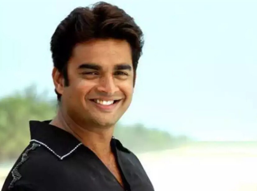 সম্প্রতি একটি অনুষ্ঠানে যোগ দিয়েছিলেন অভিনেতা আর মাধবন। সোশ্যাল মিডিয়ায় কীভাবে ভক্তদের ছোট ছোট আবেগ এবং প্রতিক্রিয়ার ভুল ব্যাখ্যা করা হয়, সেই বিষয়ে নিজের ক্ষোভ উগরে দিলেন তিনি। এহেন এক ঘটনা ব্যাখ্যা করে মাধবন জানালেন যে, ইনস্টাগ্রামে তাঁকে একটি মেসেজ পাঠিয়েছিলেন এক তরুণী। তিনি অভিনেতার অভিনয় দক্ষতার প্রশংসা করেন এবং শেষে একাধিক হার্ট এবং চুম্বনের ইমোজিও দিয়েছিলেন। জবাবে মাধবনও বিনয়ের সঙ্গে ধন্যবাদের বার্তা দিয়েছিলেন।
