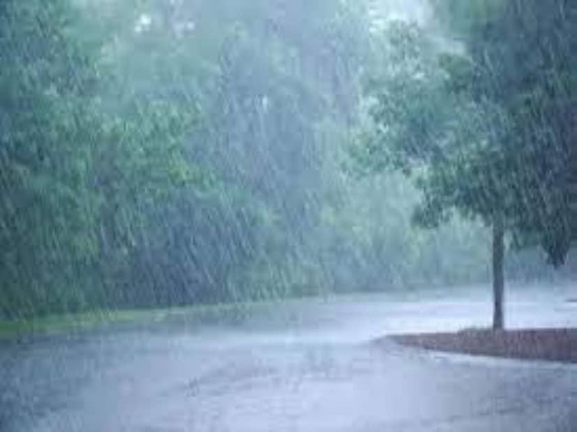 কোন কোন রাজ্যে বৃষ্টির সতর্কতা:আজ ভারী বৃষ্টির সতর্কতা জম্মু-কাশ্মীর লাদাখ এবং মোজাফফরাবাদে। শুক্রবার ভারী থেকে অতি ভারী বৃষ্টির সতর্কতা অরুণাচল প্রদেশে। দুই এক জায়গায় তুষারপাতের সম্ভাবনা।