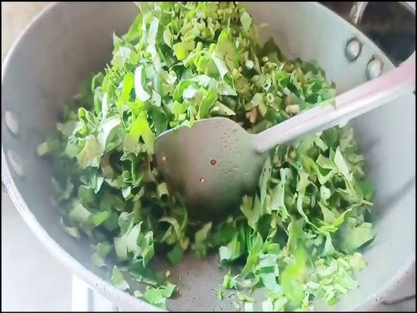 আজকাল ডাক্তাররা সুস্থ থাকতে নিয়মিত সবুজ শাকসবজি খাওয়ার পরামর্শ দেন। গ্রীষ্মকালে বাজারে অনেক ধরণের সবুজ শাকসবজি পাওয়া যায়। এর মধ্যে কোনটি খাবেন আর কোনটি খাবেন না তা নিয়ে অনেকেই বিভ্রান্ত থাকেন।