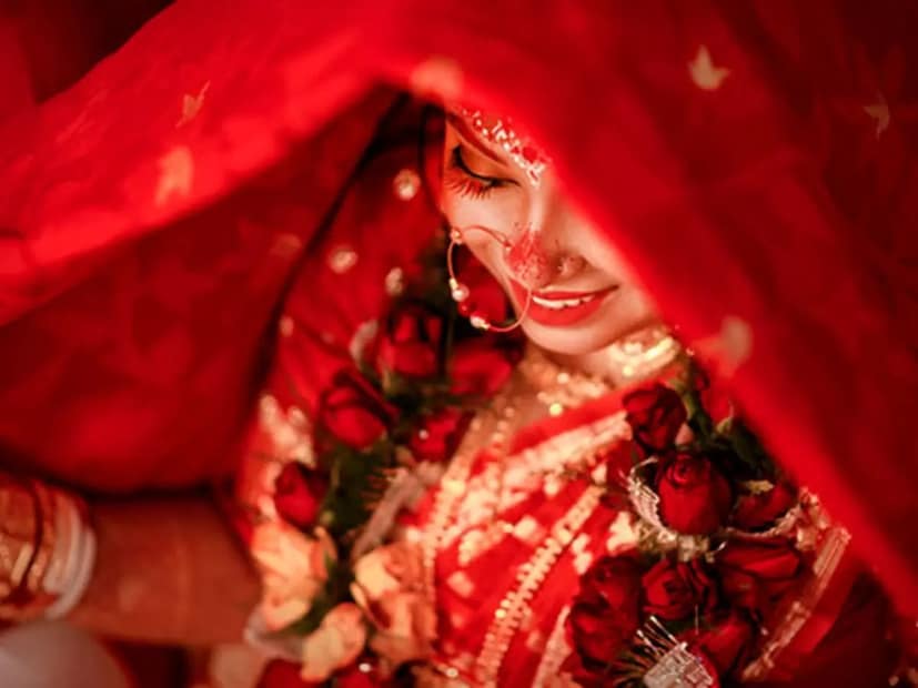বিবাহের সম্পর্ক খুবই সুন্দর এবং পবিত্র। প্রেমের বিয়ে হোক বা সম্বন্ধ করে বিয়ে, উভয়ের মধ্যেই ভালোবাসা এবং বিশ্বাস থাকা খুবই গুরুত্বপূর্ণ। প্রায়শই মানুষের মনে এই প্রশ্ন জাগে যে প্রেমের বিয়ে এবং সম্বন্ধ করে বিয়ের মধ্যে কোনটা ভাল।