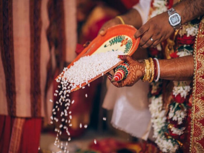 ‘লাভ’ ম্যারেজ না ‘অ্যারেঞ্জড’ ম্যারেজ কোনটি বেশি ভাল…? বিয়ের জন্য ‘বেটার’ কোনটা? উত্তর বলে দিলেন বিশেষজ্ঞ ‘লাভ’ ম্যারেজ না ‘অ্যারেঞ্জড’ ম্যারেজ কোনটি বেশি ভাল…? বিয়ের জন্য ‘বেটার’ কোনটা? উত্তর বলে দিলেন বিশেষজ্ঞ