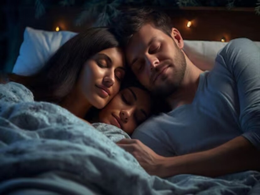 আচ্ছা আপনি কি আদৌ জানেন কেন বাচ্চাদের একা ঘুমাতে শেখানো উচিত?: বিশেষজ্ঞরা এই প্রসঙ্গে বলেন, শৈশবে শিশুরা তাদের বাবা-মায়ের সঙ্গে বেশি সংযুক্ত থাকে। এই কারণে, বাচ্চাদের সঙ্গে এইসময় মা-বাবার ঘুমানো ভুল নয়।