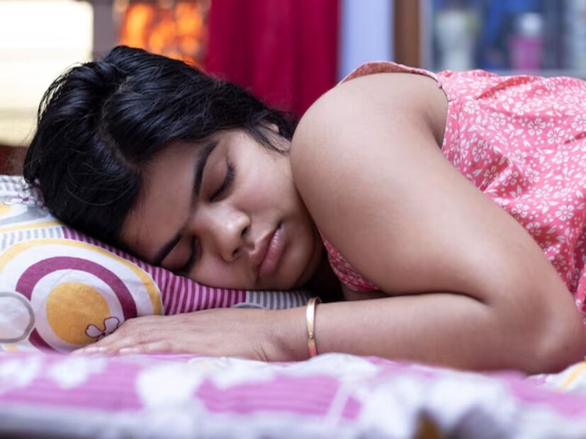 ডাঃ লুন ব্যাখ্যা করেন, &quot;রাত ১টা থেকে ৩টের মধ্যে লিভার আমাদের ঘুমের সময় শরীর পরিষ্কার এবং বিষমুক্ত করার জন্য সবচেয়ে বেশি পরিশ্রম করে&quot;। তিনি আরও বলেন, &quot;যদি লিভার পরিষ্কারের সময় (ভোর ১টা থেকে ৪টা) চর্বি জমার কারণে আপনার লিভার ধীর এবং স্থির থাকে, তাহলে শরীর বিষমুক্তির জন্য আরও শক্তি বরাদ্দ করার চেষ্টা করবে এবং আপনার স্নায়ুতন্ত্রকে জাগিয়ে তুলবে।&quot;