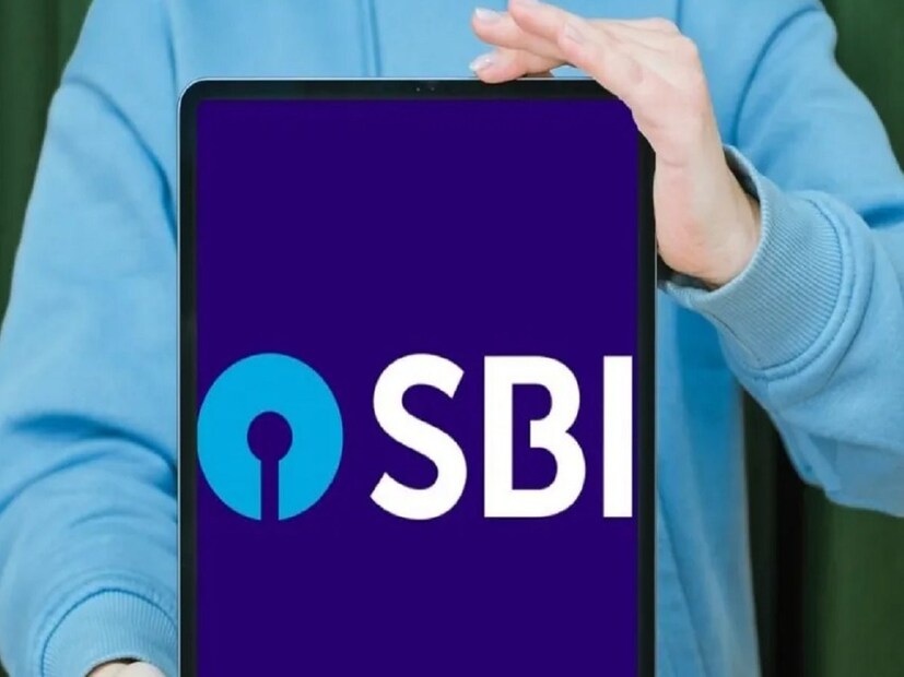স্কিমের বিবরণ এবং সুদের হার -SBI অমৃত কলস এফডি স্কিম হল একটি বিশেষ ৪০০-দিনের ডিপোজিট স্কিম, যা ৩১ মার্চ, ২০২৫ পর্যন্ত ওপেন রয়েছে৷ এটি সাধারণ বিনিয়োগকারীদের জন্য বার্ষিক ৭.১০% এবং সিনিয়র সিটিজেনদের জন্য ৭.৬০% বার্ষিক সুদের হার অফার করে৷ এই স্কিমটি বিশেষভাবে অবসরপ্রাপ্ত ব্যক্তিদের জন্য উপকারী হতে পারে।