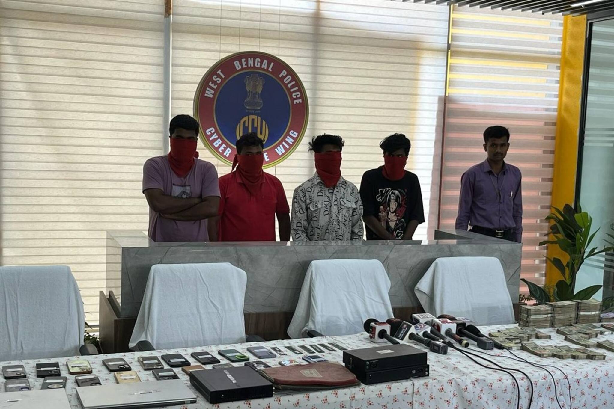 কলকাতা শহরে ফের বেআইনি কলসেন্টারের খোঁজ! প্রতারণা! পুলিশের জালে ২১