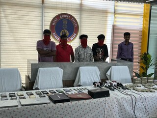 লেকটাউনের শ্রীভূমি এবং টালিগঞ্জ থেকে খোঁজ পাওয়া ভুয়ো কলসেন্টারের। (নিজস্ব চিত্র)