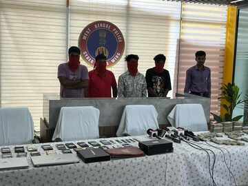 লেকটাউনের শ্রীভূমি এবং টালিগঞ্জ থেকে খোঁজ পাওয়া ভুয়ো কলসেন্টারের। (নিজস্ব চিত্র)
