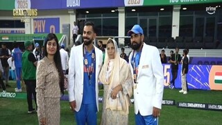 আবেগঘন মুহূর্ত- শামির মায়ের পা ছুঁয়ে প্রণাম বিরাট কোহলির। ছবি- এক্স