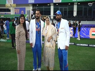 আবেগঘন মুহূর্ত- শামির মায়ের পা ছুঁয়ে প্রণাম বিরাট কোহলির। ছবি- এক্স