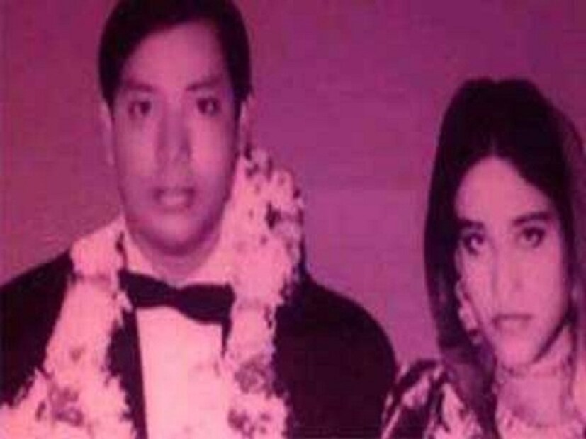 সেই সময় তৎকালীন প্রধানমন্ত্রী ইন্দিরা গান্ধি ভারতে তাঁদের আশ্রয় দেওয়ার কথা বলেন। সপরিবারে হাসিনা চলে আসেন দিল্লিতে। দুই সন্তান, স্বামী ও বোনকে নিয়ে দীর্ঘদিন ধরেই দিল্লিতে ছিলেন তিনি। সেই সময় ভারতে চাকরিও করতেন ওয়াজেদ মিঞা। দিল্লিতে অ্যাটমিক এনার্জি কমিশন অব ইন্ডিয়ায় গবেষণার কাজ করতেন তিনি। প্রায় ১৯৭৫ থেকে ১৯৮২ পর্যন্ত সেখানেই কর্মরত ছিলেন। পরে বাংলাদেশে ফেরার পর বাংলাদেশ অ্যাটমিক এনার্জি কমিশনে যোগ দেন। ১৯৯৯ সালে সেখানকার চেয়ারম্যান থাকাকালীন অবসর নেন ওয়াজেদ মিঞা।
