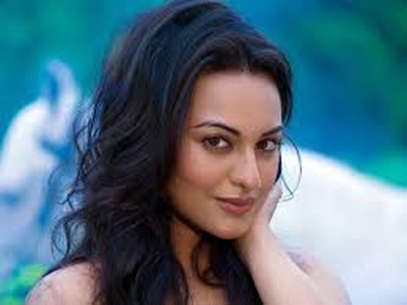  চওড়া কপাল<br />বুদ্ধি বা পরামর্শ নিতে হলে মল্লিকা শেরাওয়াত বা সোনাক্ষী সিনহার মতো চওড়া কপালের অধিকারীদের কাছে যেতে হবে। মেধাবী তো বটেই একাধিক ক্ষেত্রে এঁদের দক্ষতাও প্রশ্নাতীত। চটপট কাজ শিখতে পারেন। লক্ষ্য পূরণ করতে এঁদের থেকে ভাল আর কেউ পারে না। (প্রতীকী ছবি)