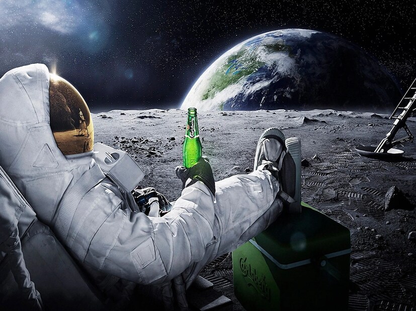 মহাকাশের ব্যাপার যখন, তখন সবার আগে NASA-র নাম তো আসবেই! ১৯৮০ সালে সংস্থা নিজের খরচে মার্কিন কংগ্রেসের দুই সদস্যকে মহাশূন্যে ঘুরিয়ে এনেছিল। হিসেব মতো সেটাকেই মহাকাশ পর্যটনের প্রথম উদ্যোগ বলতে হয়। 