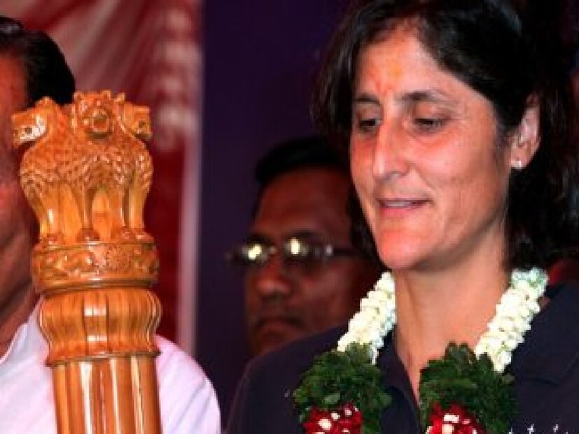 উইলিয়ামস পরিবার ঝুলাসন গ্রামে বেশ কিছু সম্পত্তির মালিক। ১৯৬০-র দশকের শেষ দিকে গ্রামে তাঁর দাদা-দাদির একটি লাইব্রেরি তৈরি করিয়েছিলেন। একই সময়ে গ্রামে তাঁর বাবার পৈতৃক বাড়ি থাকলেও সেখানে কেউ থাকতেন না।