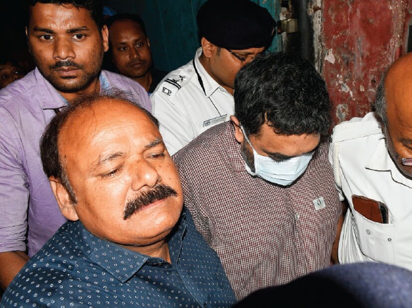 একই পরিবারের তিন সদস&#x200d;্যের ঘটনায় বুধবারই পুনর্নির্মাণ করতে চলেছে পুলিশ৷ এই ঘটনাকে প্রথমে আত্মহত্যা বলে চালিয়ে দেওয়ার চেষ্টা হলেও পরে প্রসূন -প্রণয় এবং তাদের পরিবারের কিশোর বালকের বয়ানের অসঙ্গতি ধরে পৌঁছে যায় সিদ্ধান্তে যে এটি কোনওভাবেই আত্মহত্যা নয়, সকলকেই হত্যা করা হয়েছিল৷