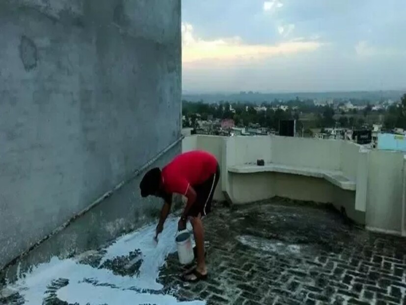 ছাদে রিফ্লেক্টিভ রং করুন:ছাদ ঠান্ডা রাখার জন্য একটি সহজ অথচ দুর্দান্ত কার্যকরী উপায় হল ছাদে হালকা রঙের প্রতিফলিত পেইন্ট করা। এটি করলে গরম অনেকটাই কম লাগে। এমনকি যে ঘরের দেয়াল সাদা, ক্রিম বা হালকা নীল রঙের, সেই ঘরের পরিবেশ ঠান্ডা থাকে।