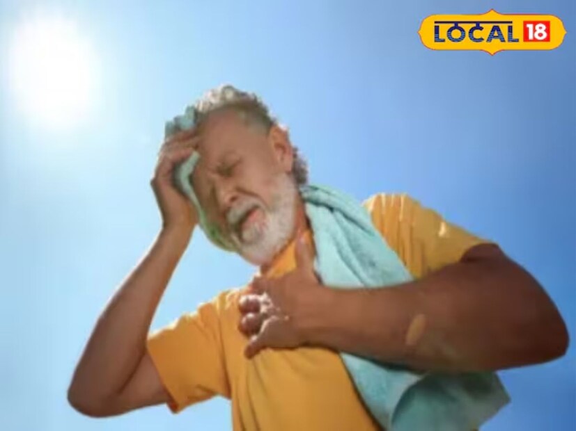 অনেকেই মনে করে থাকেন যে ডিহাইড্রেশনের সমস্যা শীতের একচেটিয়া ব্যাপার। কথাটা মিথ্যে নয়, ওই সময়ে বাতাসে শুষ্ক ভাব বেশি থাকে, জলও কম খাওয়া হয়, তাই অনেককেই ভুগতে হয় ডিহাইড্রেশনের সমস্যায়। এটা ঠিক যে গরমে সেই তুলনায় জল বেশি খাওয়া হয়। তা বলে ডিহাইড্রেশনের সমস্যা যে হয় না, এমনটা কিন্তু নয়। কেন না, প্রখর তাপে শরীর থেকে ঘাম ঝরে আর সেই সঙ্গে শরীর থেকে জল বেরিয়ে যায়!