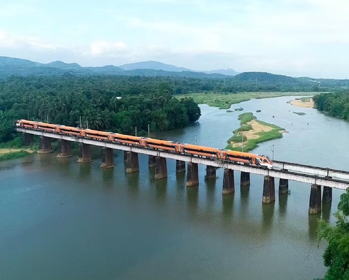 ভারতের দীর্ঘতম নন-স্টপ ট্রেন হল মুম্বাই সেন্ট্রাল – হাপা দুরন্তো এক্সপ্রেস। এটি একটানা ৪৯৩ কিমি দূরত্ব অতিক্রম করে।