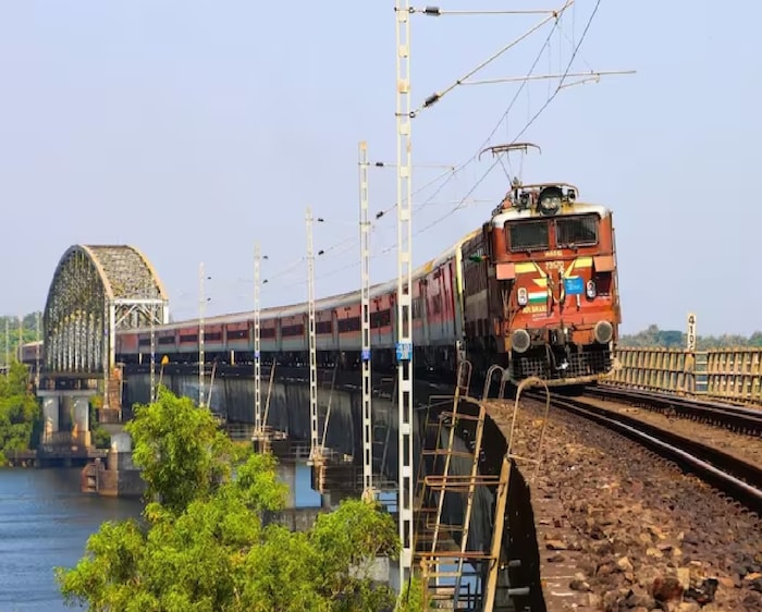 রাজধানী এক্সপ্রেস একসময় ছিল দীর্ঘতম নন-স্টপ ট্রেন---   এর আগে, তিরুবনন্তপুরম - নিজামুদ্দিন রাজধানী এক্সপ্রেস ছিল ভারতের দীর্ঘতম নন-স্টপ ট্রেন।  