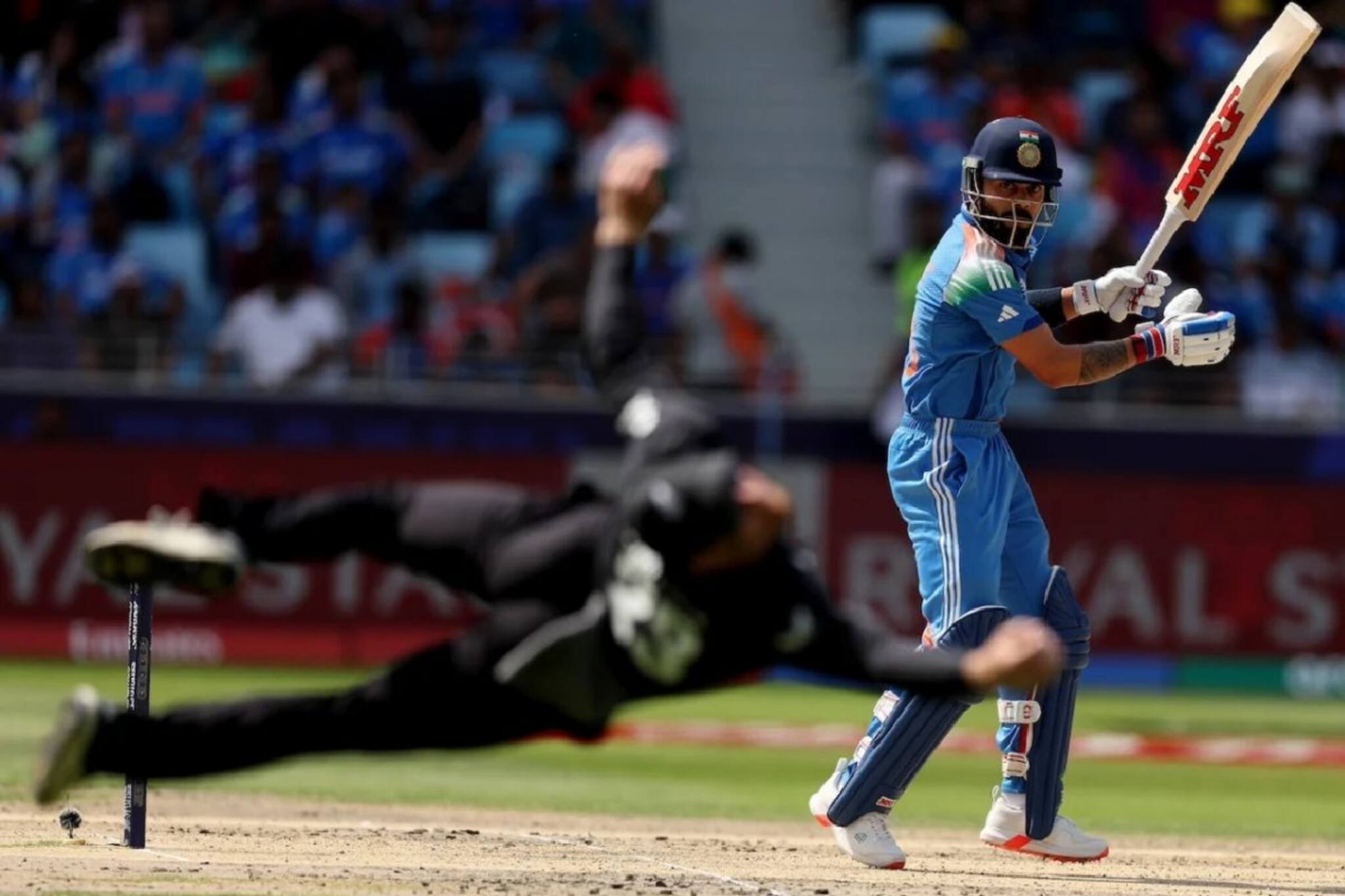 হাতে আঠা লাগিয়ে মাঠে নামেন? এই ক্যাচ অবিশ্বাস্য! বিরাট কোহলিও দেখে অবাক