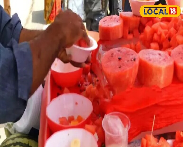 ফ্রিজে রেখে ঠান্ডা করে তরমুজ খান? গরমকালে ঠান্ডা তরমুজ খাওয়া কি স্বাস্থ্যের জন্য ভাল, না কি ক্ষতিকর? সঠিক উপায়ে ফল খাওয়ার নিয়ম সম্পর্কে জানেন? চলুন জেনে নেওয়া যাক বিস্তারিত।  