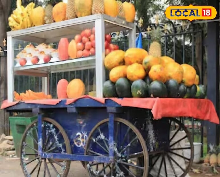 এই দোকানগুলিতে বরফের উপর কেটে রাখা ফল বিক্রি করা হয়। অনেকেই মনে করেন, এমন ঠান্ডা ফল খাওয়া শরীরের জন্য আরামদায়ক। কিন্তু বিশেষজ্ঞরা বলছেন, এই ধরনের ঠান্ডা ফল শরীরের জন্য ক্ষতিকর হতে পারে।  
