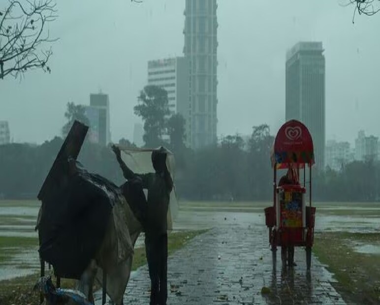 ২৩ মার্চ: কলকাতা, হাওড়া, উত্তর ও দক্ষিণ ২৪ পরগনা-সহ দক্ষিণবঙ্গের সব জেলায় বজ্রপাত-সহ হালকা থেকে মাঝারি বৃষ্টি হতে পারে। হলুদ সতর্কতা জারি রয়েছে। 