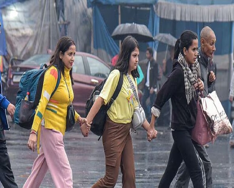 ২২ মার্চ: কলকাতা, হাওড়া, হুগলি, উত্তর ও দক্ষিণ ২৪ পরগনা, পূর্ব ও পশ্চিম মেদিনীপুর, ঝাড়গ্রাম, পুরুলিয়া, বাঁকুড়া, পূর্ব ও পশ্চিম বর্ধমান, বীরভূম, মুর্শিদাবাদ এবং নদিয়ায় বজ্রপাত-সহ হালকা থেকে মাঝারি বৃষ্টির সম্ভাবনা। - কমলা সতর্কতা: উত্তর ও দক্ষিণ ২৪ পরগনা, পূর্ব মেদিনীপুর, পূর্ব বর্ধমান, বীরভূম, মুর্শিদাবাদ, নদিয়া। - হলুদ সতর্কতা: বাকি জেলাগুলোতে। 