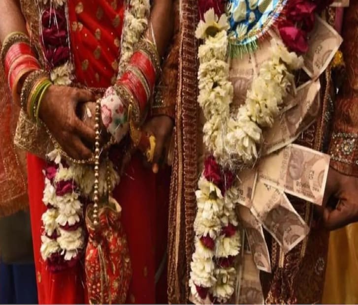 বরের আর্তচিৎকার শুনে ছুটে আসেন নববধূ। স্বামীকে রক্তাক্ত অবস্থায় দেখে আতঙ্কে চিৎকার করে ওঠেন তিনি। পরিবারের সদস্যরা দৌড়ে এসে দ্রুত তাঁকে কিথোরের হাসপাতালে নিয়ে যান। কিন্তু অবস্থার অবনতি হওয়ায় তাঁকে দিল্লির এমসে স্থানান্তরিত করা হয়।  