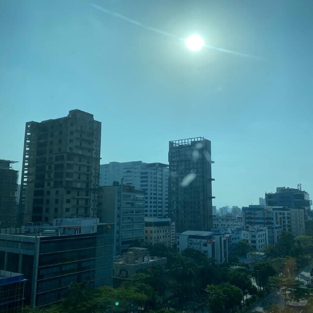 আজ, সোমবার তাপপ্রবাহ হতে পারে পশ্চিম মেদিনীপুর, ঝাড়গ্রাম, বাঁকুড়া, পশ্চিম বর্ধমান এবং বীরভূমে। কলকাতা-সহ দক্ষিণবঙ্গের বাকি জেলাগুলিতে গুমোট গরম থাকবে। আলিপুর হাওয়া অফিস জানিয়েছে, আগামী দু’দিন তাপমাত্রা আরও ২ ডিগ্রি বাড়তে পারে। বৃহস্পতিবার থেকে বৃষ্টির সম্ভাবনা রয়েছে দক্ষিণবঙ্গে। কলকাতা-সহ প্রায় সব জেলাতেই বিক্ষিপ্ত ভাবে হালকা থেকে মাঝারি বৃষ্টি হতে পারে। কোথাও কোথাও বজ্রবিদ্যুৎ-সহ বৃষ্টির সম্ভাবনাও রয়েছে। উত্তরেও আবহাওয়া মূলত শুকনো থাকবে।