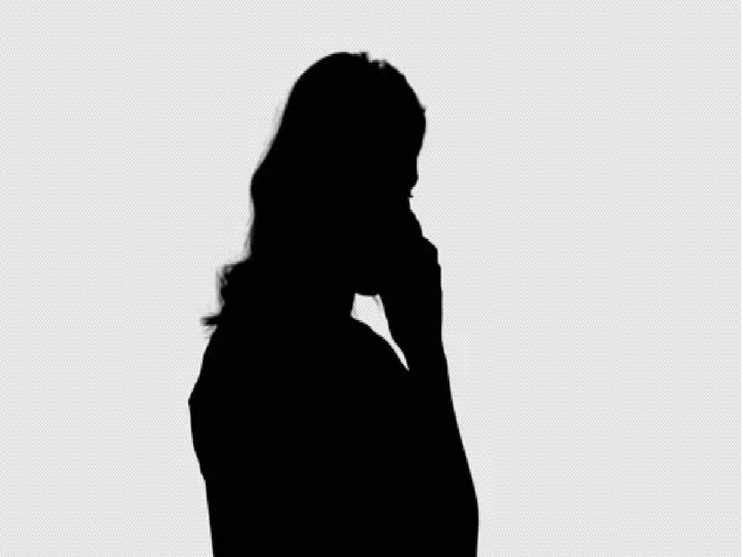 পরিবার সূত্রে জানা যায়, গাজীপুরের বাসিন্দা ঐ যুবকের সঙ্গে বেশ কিছু বছর ধরে ফোনে পরিচয়। যুবক কেরালায় তুলোর ব্যবসা করেন। আর সেখান থেকেই ফোন মারফত শুরু হয় কাগ্রামের গৃহবধূর সঙ্গে প্রেম। গত দু'দিন আগেই কেরল থেকে কাগ্রামে এসে ওই মহিলাকে নিয়ে পালিয়ে যায় ঐ যুবক বলেই অভিযোগ। Photo- Representative