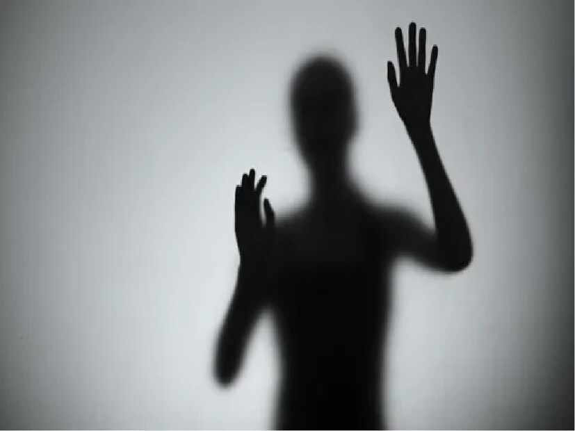 তার পরে ওই মহিলাকে বিয়ে করে ফের কেরলে ফিরে যান। গৃহবধূ এও বলেন, ‘এর পরে তিন দিন আগে ফের কাগ্ৰামে আমার স্বামী এসেছে বলে খবর পাই আমরা। সেই মতো আমি কাগ্রামে এসে জানতে পারি ওই মহিলা গতকাল রাতে আমার স্বামীকে নিয়ে কাগ্রাম ছেড়ে পালিয়েছে। তার দুটি ছোট ছোট সন্তান রয়েছে এবং বিভিন্ন গ্রুপ থেকে ঋণ নিয়েছেন তিনি। কিস্তি দিতে না পারলে পথে বসতে হবে আমাদের।' Photo- Representative  Input- Kaushik Adhikary