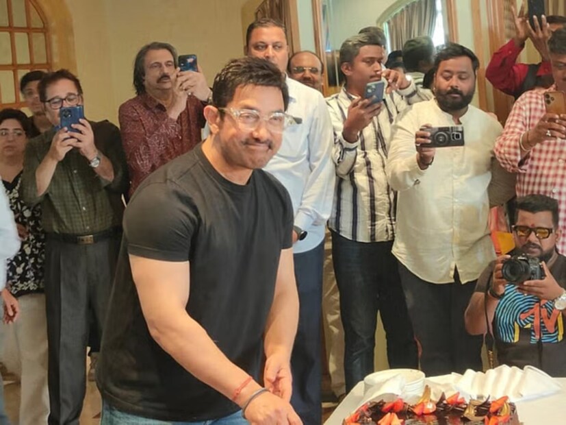 দু’দুবার বিয়ে ভেঙেছে তার৷ নাম জড়িয়েছে অনস্ক্রিন মেয়ের সঙ্গেও৷ নিজের ৬০ বছর বয়সে এসেও ফের প্রেমে হাবুডুবু খাচ্ছেন আমির খান৷ শুধু তাই নয়, জন্মদিনের পার্টিতে শাহরুখ-সলমনের মতো পুরনো সহকর্মী বন্ধুদের সঙ্গে পরিচয়ও করিয়ে দিচ্ছেন নতুন গার্লফ্রেন্ডের৷ সংবাদমাধ্যমের সামনে খোলাখুলি বলছেন তাঁর কথা৷ 