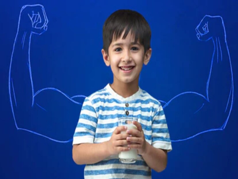  বাচ্চাদের বাড়ন্ত বয়সে পর্যাপ্ত ক্যালসিয়াম যুক্ত খাবার খাওয়া অত্যন্ত জরুরি৷ তবে না হলে হাড় মজবুত হয় না, দাঁতের দ্রুত ক্ষয় হয়, পেশিতে বল ও আসে না৷ 