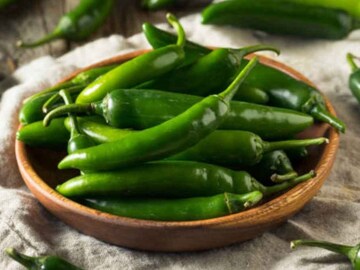 বাজার থেকে আর কিনতে হবে না! বাড়ির গাছই ভরে যাবে লঙ্কায়! হেঁশেলের এই এক জিনিসই আসল সার