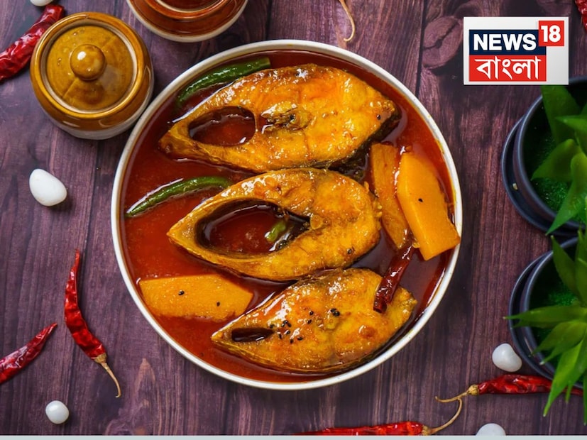  দ্বিতীয় পরীক্ষা - মাছটা টাটকা কি না, সেটা বোঝার জন্য মাছের চোখ একটা বড় সূত্র৷ মাছের চোখ উজ্জ্বল এবং চকচকে হলে বুঝবেন, মাছটা খুব বেশি আগে মরেনি৷ কিন্তু, চোখটা যদি ঝাপসা, ঘোলাটে হয়ে যায়, তাহলে বুঝবেন মাছটা বাসি৷