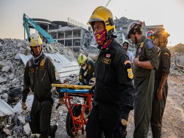 রক্তের জন্য হাহাকার! চারপাশে শুধু কংক্রিটের ধ্বংসস্তূপ, ভূমিকম্পে মৃতের সংখ্যা ছাড়াল ১০০০ রক্তের জন্য হাহাকার! চারপাশে শুধু কংক্রিটের ধ্বংসস্তূপ, ভূমিকম্পে মৃতের সংখ্যা ছাড়াল ১০০০