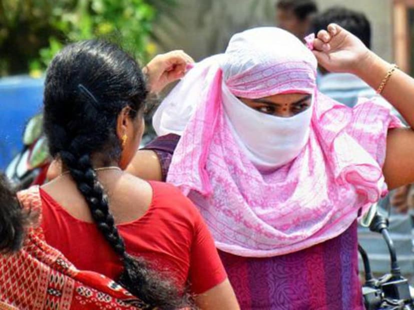 আগামিকাল, শনিবার পশ্চিম বর্ধমান, মেদিনীপুর, উত্তর ও দক্ষিণ ২৪ পরগণাতে হিট ওয়েভের সর্তকতা রয়েছে। আগামী সাতদিন শুষ্ক আবহাওয়া থাকবে। বৃষ্টির কোনও সম্ভাবনা নেই{