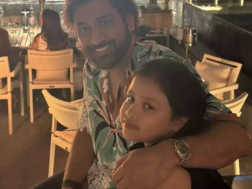 মহেন্দ্র সিং ধোনি৷ সির্ফ নামই কাফি হ্যায়! জাতীয় দল থেকে ছুটি নিলেও আইপিএল-এর বাইশ গজে এখনও ধন্ধুমার ধোনি৷ শুধুমাত্র তাঁর নামেই ভিড় বাড়ে মাঠে৷ টিভি স্ক্রিনের সামনে সোফা আঁকড়ে বসে থাকে কত শত ক্রিকেট প্রেমী৷ 