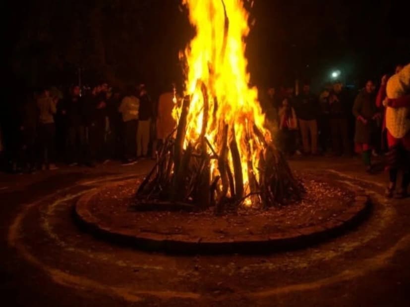 হোলিকার ভস্ম সিন্দুকের মধ্যে রাখুন। হোলিকা দহনের পর ফেলে আসা ভস্ম দিয়ে আপনি আপনার ঘরে সুখ ও সমৃদ্ধি আনতে পারেন। এর জন্য, হোলিকা দহনের ভস্ম একটি লাল কাপড়ে নিয়ে আপনার বাড়ির সিন্দুকের মধ্যে রাখুন। এটি করলে ঘরে সমৃদ্ধি আসবে।